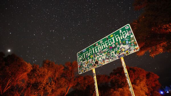 Указатель на трассе 375 (шоссе НЛО), ведущей к Зоне 51 в Неваде, США - Sputnik Ўзбекистон