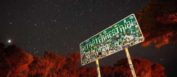 Указатель на трассе 375 (шоссе НЛО), ведущей к Зоне 51 в Неваде, США Указатель на трассе 375 (шоссе НЛО), ведущей к Зоне 51 в Неваде, США - Sputnik Ўзбекистон