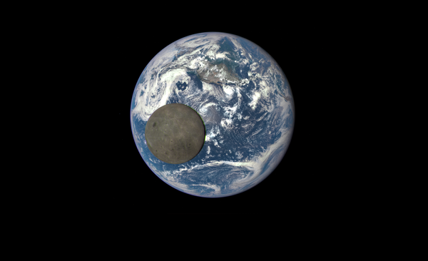 Уникальный снимок Луны на фоне Земли, сделанный с помощью космического аппарата Deep Space Climate Observatory - Sputnik Узбекистан
