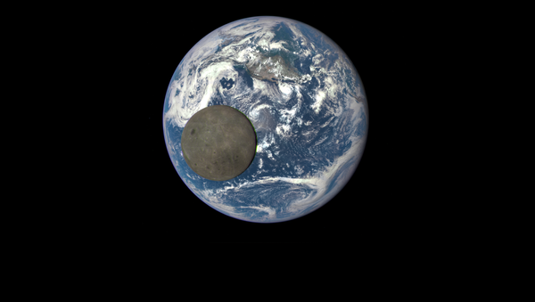 Unikalniy snimok Luni na fone Zemli, sdelanniy s pomoshyu kosmicheskogo apparata Deep Space Climate Observatory - Sputnik O‘zbekiston