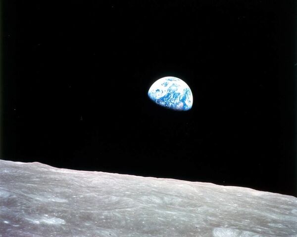 Первая фотография Земли с окололунной орбиты, сделанная 24 декабря 1968 года в ходе миссии Apollo 8 - Sputnik Узбекистан