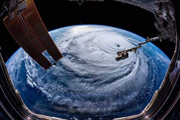 Ураган Флоренс, сфотографированный астронавтом Александром Герстом с МКС - Sputnik Узбекистан