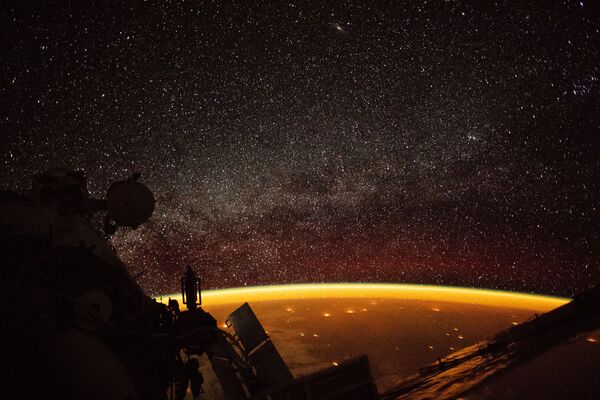 Собственное свечение атмосферы Земли, снятое астронавтом с борта МКС  - Sputnik Узбекистан