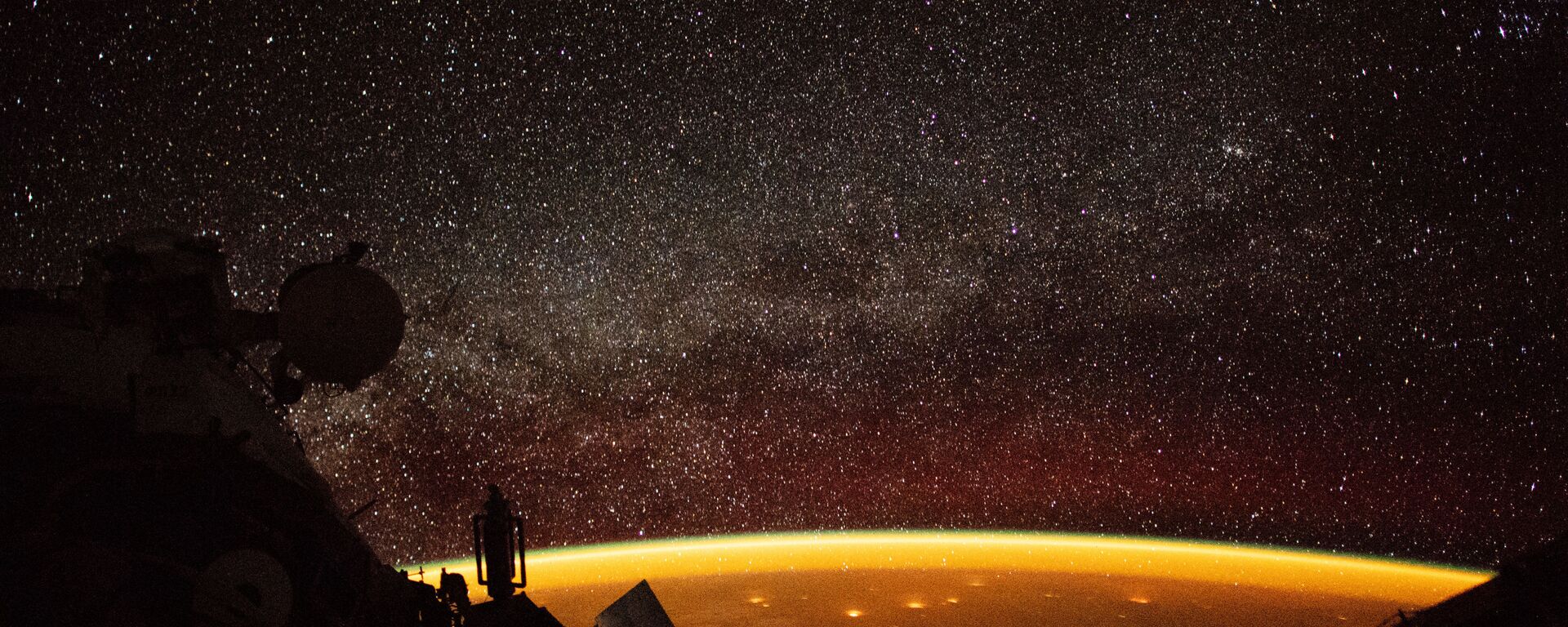 Собственное свечение атмосферы Земли, снятое астронавтом с борта МКС  - Sputnik Узбекистан, 1920, 16.02.2021