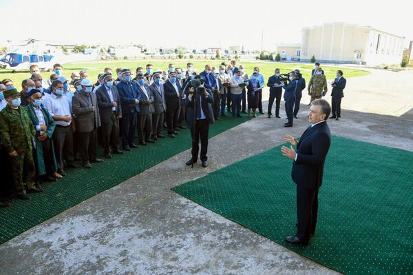Мирзиёев поддержал жителей Бухарской области, пострадавших от урагана Мирзиёев поддержал жителей Бухарской области, пострадавших от урагана - Sputnik Узбекистан