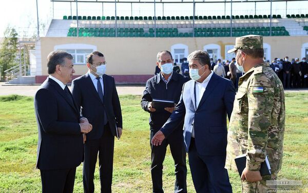 Prezident Respubliki Uzbekistan Shavkat Mirziyoyev, pribiv v Buxarskuyu oblast, pobival v naibolee postradavshix ot stixii mestax - Sputnik O‘zbekiston