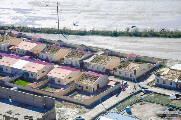 Мирзиёев поддержал жителей Бухарской области, пострадавших от урагана Мирзиёев поддержал жителей Бухарской области, пострадавших от урагана - Sputnik Узбекистан