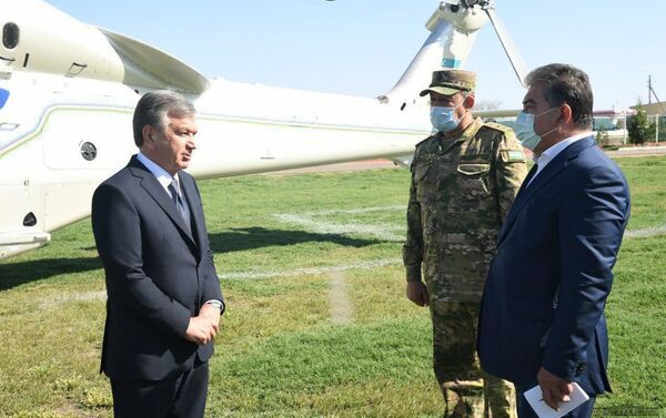 Prezident Respubliki Uzbekistan Shavkat Mirziyoyev, pribiv v Buxarskuyu oblast, pobival v naibolee postradavshix ot stixii mestax - Sputnik O‘zbekiston