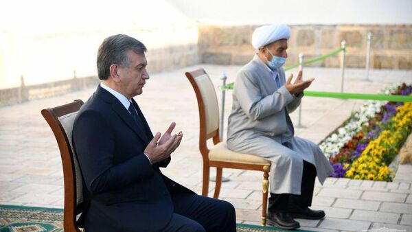 Президент Узбекистана Шавкат Мирзиёев в ходе поездки в Бухарскую область посетил мавзолей Бахоуддина Накшбанда - Sputnik Узбекистан