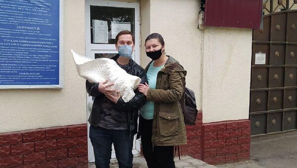 Сотрудники ГУВД Ташкента помогли молодой маме с новорожденным добраться домой - Sputnik Узбекистан