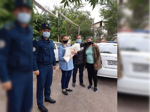 Сотрудники ГУВД Ташкента помогли молодой маме с новорожденным добраться домой - Sputnik Узбекистан