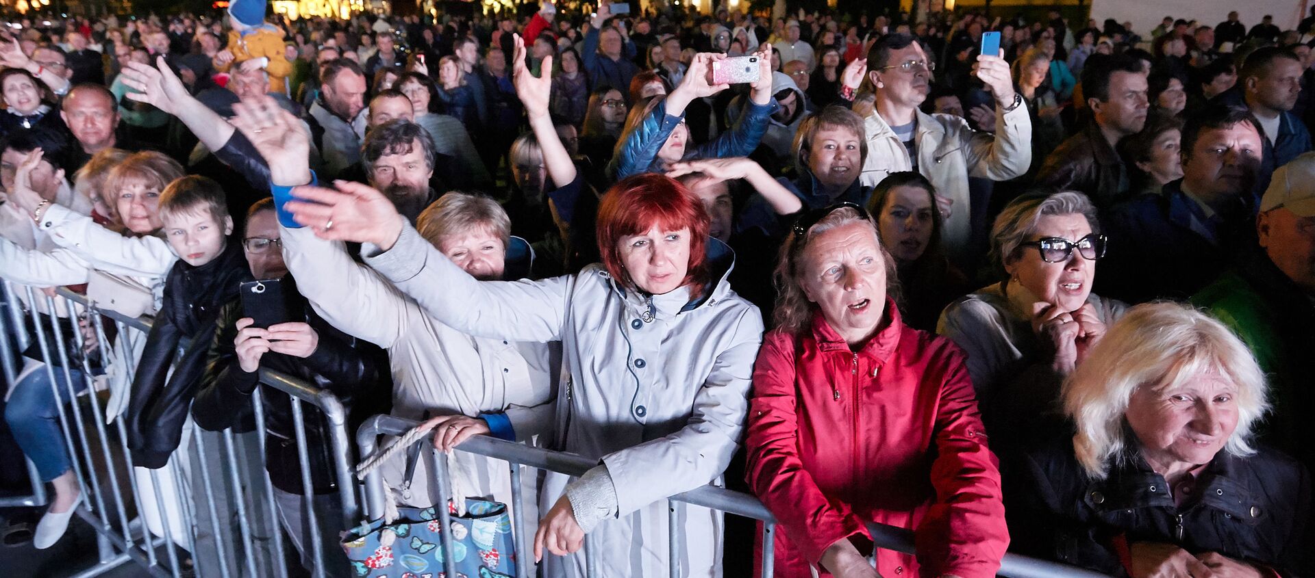 Зрители на концерте в Ялте в 2019 году - Sputnik Узбекистан, 1920, 30.04.2020