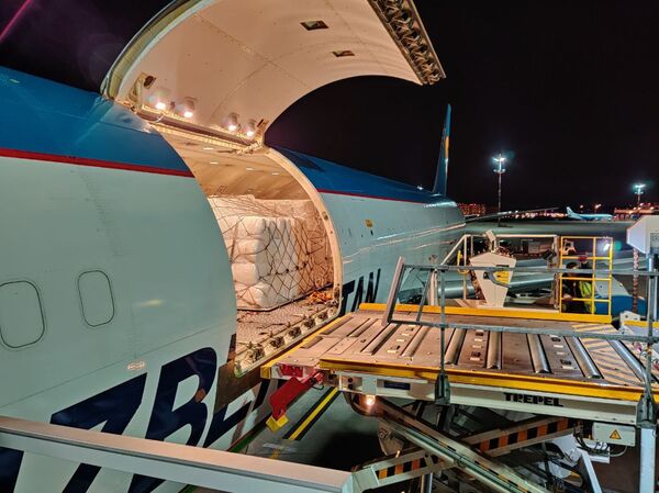 Rossiyaga O‘zbekistondan insonparvarlik yordamining to‘rtinchi partiyasi yetib keldi - Sputnik O‘zbekiston