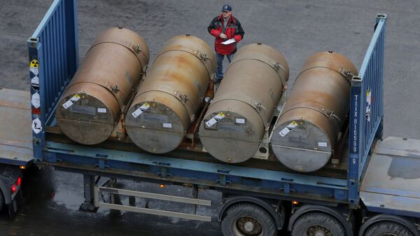 Контейнеры с низкообогащенным ураном для использования в качестве топлива для ядерных реакторов в порту в Санкт-Петербурге - Sputnik Ўзбекистон