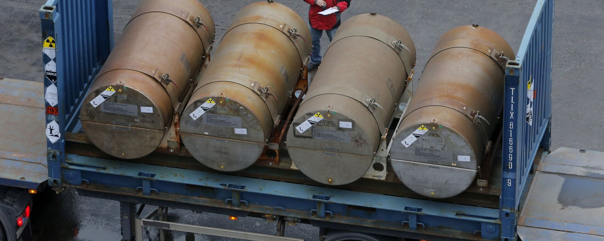 Контейнеры с низкообогащенным ураном для использования в качестве топлива для ядерных реакторов в порту в Санкт-Петербурге - Sputnik Ўзбекистон, 1920, 29.04.2020