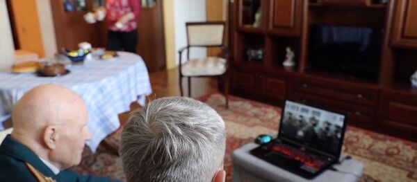 Военные провели онлайн-парад и концерт для новосибирского ветерана Военные провели онлайн-парад и концерт для новосибирского ветерана - Sputnik Узбекистан