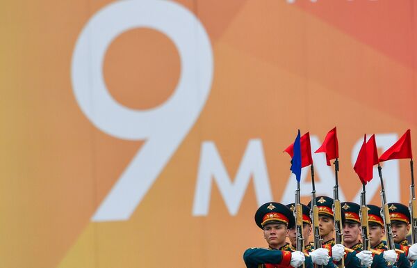 Военнослужащие почетного караула на военном параде на Красной площади - Sputnik Узбекистан