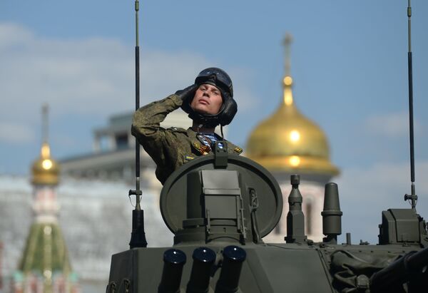 Военнослужащий во время военного парада на Красной площади в честь 71-й годовщины Победы - Sputnik Узбекистан