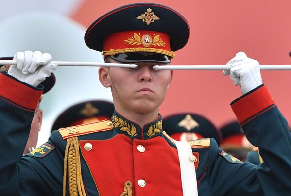 Барабанщик военного оркестра Национальной гвардии России во время парада Победы на Красной площади в Москве - Sputnik Узбекистан