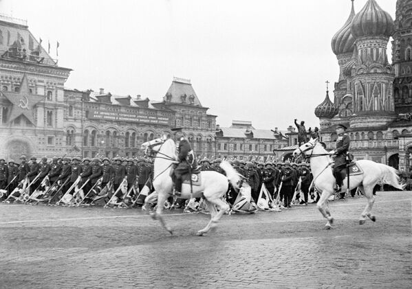Парад на Красной площади в Москве 24 июня 1945 года - Sputnik Узбекистан