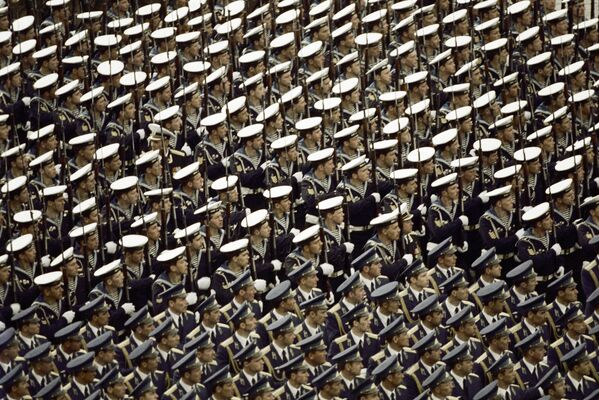 Военный парад на Красной площади, посвященный 40-летию Победы советского народа в Великой Отечественной войне, 1985 год - Sputnik Узбекистан