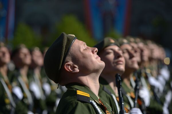Военнослужащие на военном параде на Красной площади, посвященном 69-й годовщине Победы в Великой Отечественной войне - Sputnik Узбекистан