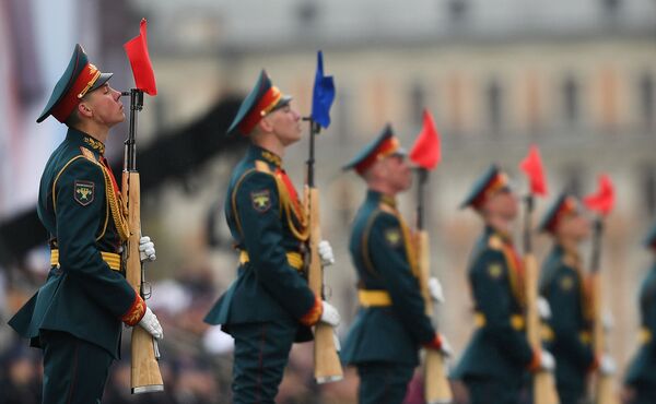 Военнослужащие президентского полка на военном параде на Красной площади в Москве - Sputnik Узбекистан