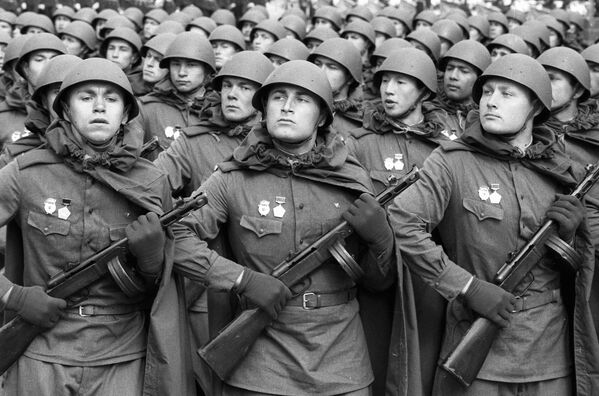 Советские солдаты, одетые в форму времен Великой Отечественной войны - Sputnik Узбекистан