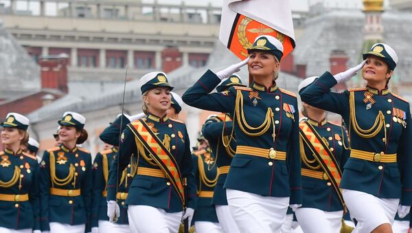 Военнослужащие во время парада на Красной площади - Sputnik Узбекистан