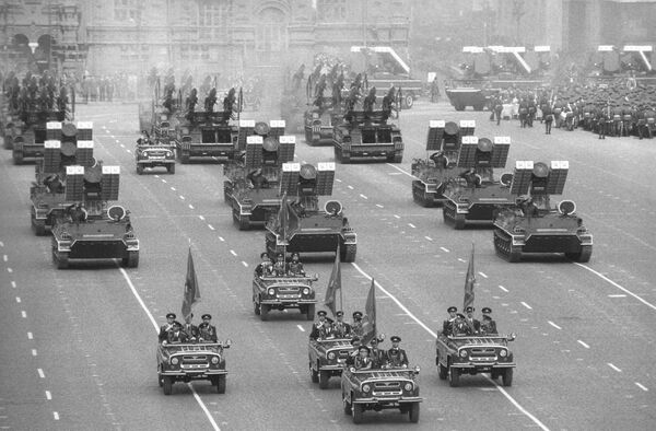 Военный парад на Красной площади, посвященный 40-летию Победы советского народа в Великой Отечественной войне 1941-1945 годов - Sputnik Узбекистан