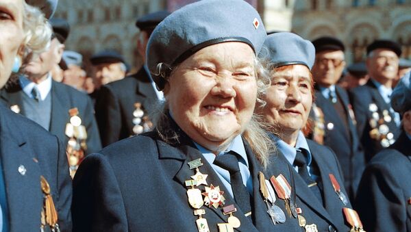 Ветераны Великой Отечественной войны во время парада на Красной площади в Москве - Sputnik Узбекистан