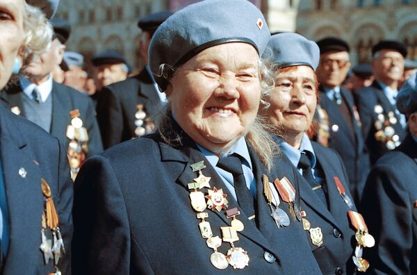 Ветераны Великой Отечественной войны во время парада на Красной площади в Москве - Sputnik Узбекистан