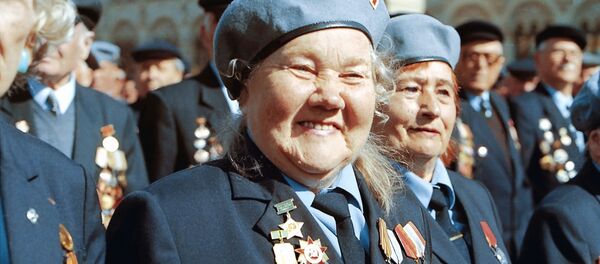 Ветераны Великой Отечественной войны во время парада на Красной площади в Москве - Sputnik Узбекистан