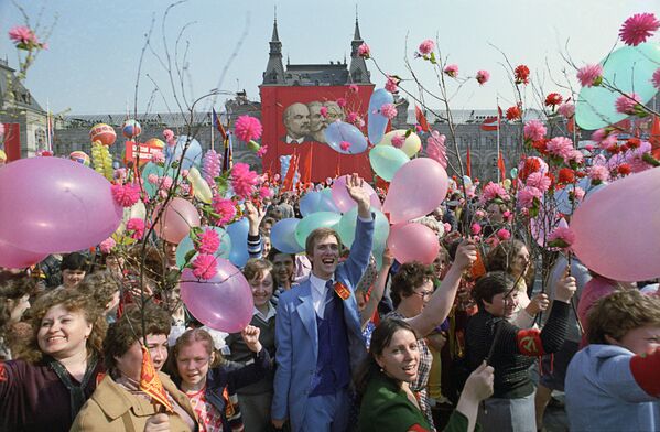Праздничная первомайская демонстрация трудящихся столицы на Красной площади, 1984 год - Sputnik Узбекистан