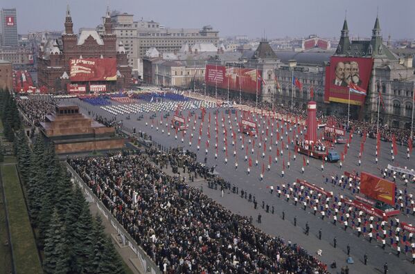 Физкультурный парад на Красной площади в День международной солидарности трудящихся, 1969 год - Sputnik Узбекистан