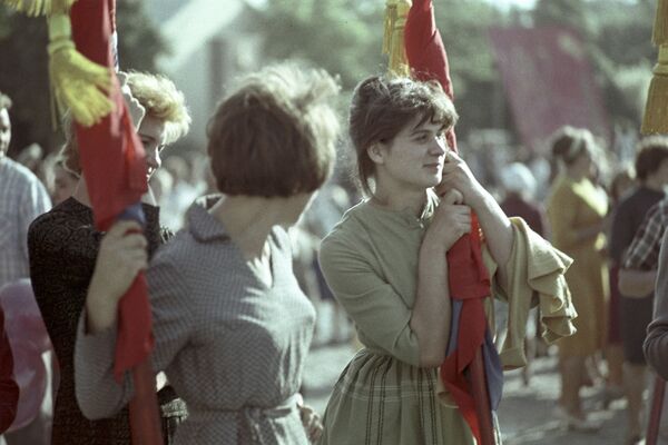 Работницы Тираспольской швейной фабрики имени 40-летия ВЛКСМ на праздновании 1 мая, 1964 год - Sputnik Узбекистан