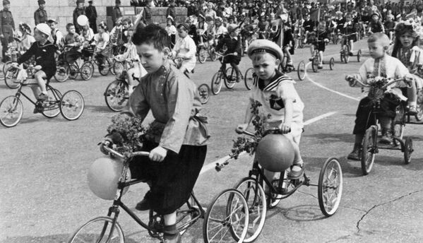 Дети на велосипедах во время первомайской демонстрации в Сталинграде, 1946 год - Sputnik Узбекистан