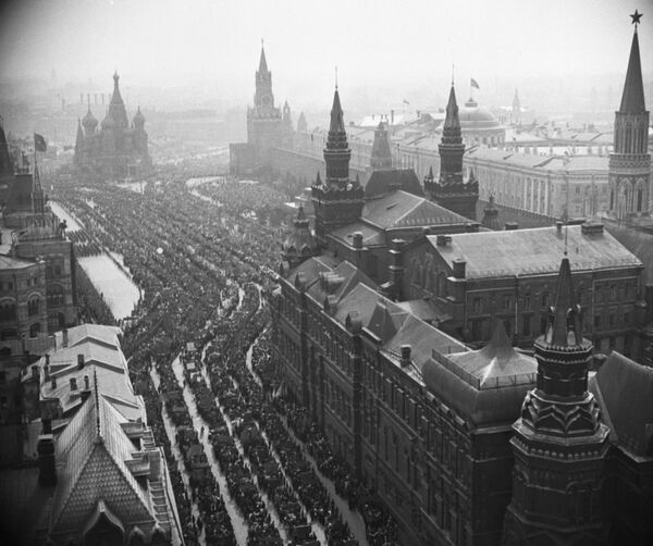 Первомайская демонстрация трудящихся на Красной площади в Москве, 1952 год - Sputnik Узбекистан
