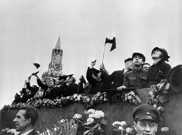 Гости Москвы на трибуне мавзолея Ленина во время первомайской демонстрации на Красной площади, 1934 год - Sputnik Узбекистан