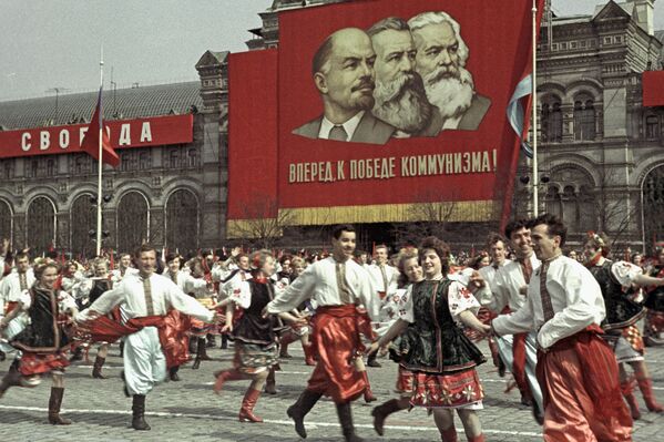 Выступление участников художественной самодеятельности на Красной площади во время празднования Дня международной солидарности трудящихся, 1964 год - Sputnik Узбекистан