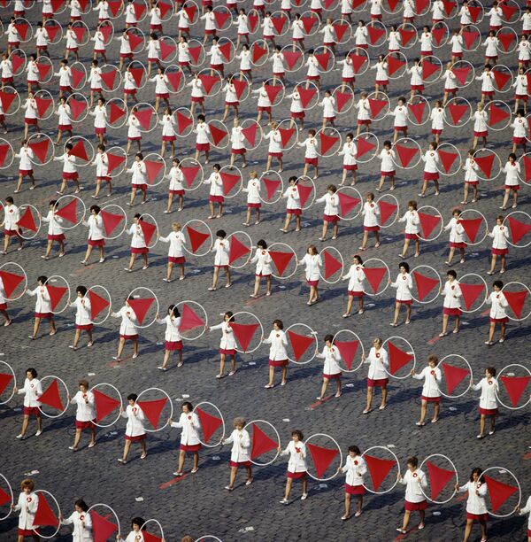 Выступление физкультурников на Красной площади в Москве в честь Дня международной солидарности трудящихся, 1974 год - Sputnik Узбекистан