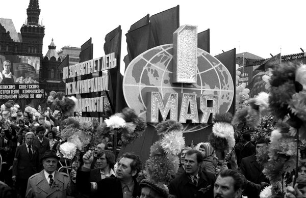 Демонстрация трудящихся на Красной площади в Москве 1 Мая 1982 года - Sputnik Узбекистан