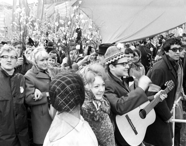 Первомайская демонстрация трудящихся на Красной площади, 1971 год - Sputnik Узбекистан