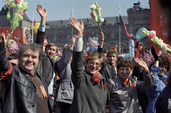 Первомайская демонстрация трудящихся на Красной площади в Москве, 1988 год - Sputnik Узбекистан