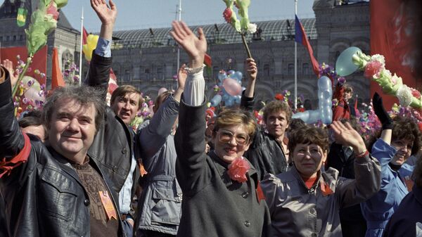 Первомайская демонстрация трудящихся на Красной площади в Москве, 1988 год - Sputnik Ўзбекистон
