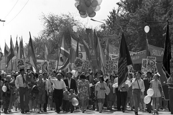 Первомайская демонстрация в Ашхабаде, 1976 год - Sputnik Узбекистан
