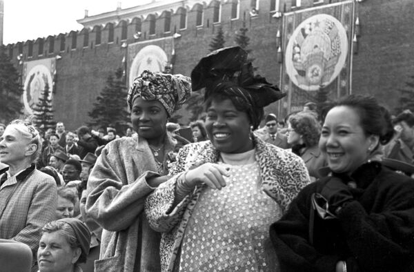 Гости из Африки на демонстрации в Международный День солидарности трудящихся, 1960 год - Sputnik Узбекистан