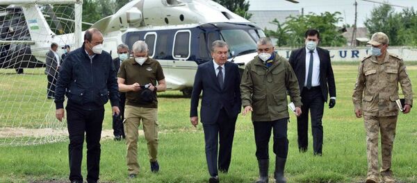 Президент Шавкат Мирзиёев прибыл в Сырдарьинскую область для ознакомления с последствиями произошедшего сегодня утром прорыва дамбы Сардобинского водохранилища - Sputnik Узбекистан