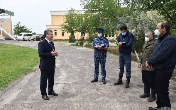 Президент Шавкат Мирзиёев прибыл в Сырдарьинскую область для ознакомления с последствиями произошедшего сегодня утром прорыва дамбы Сардобинского водохранилища - Sputnik Узбекистан