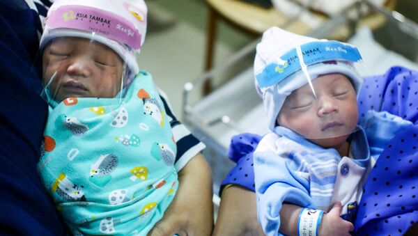  Новорожденные в защитных масках в роддоме Джакарты, Индонезия - Sputnik Ўзбекистон